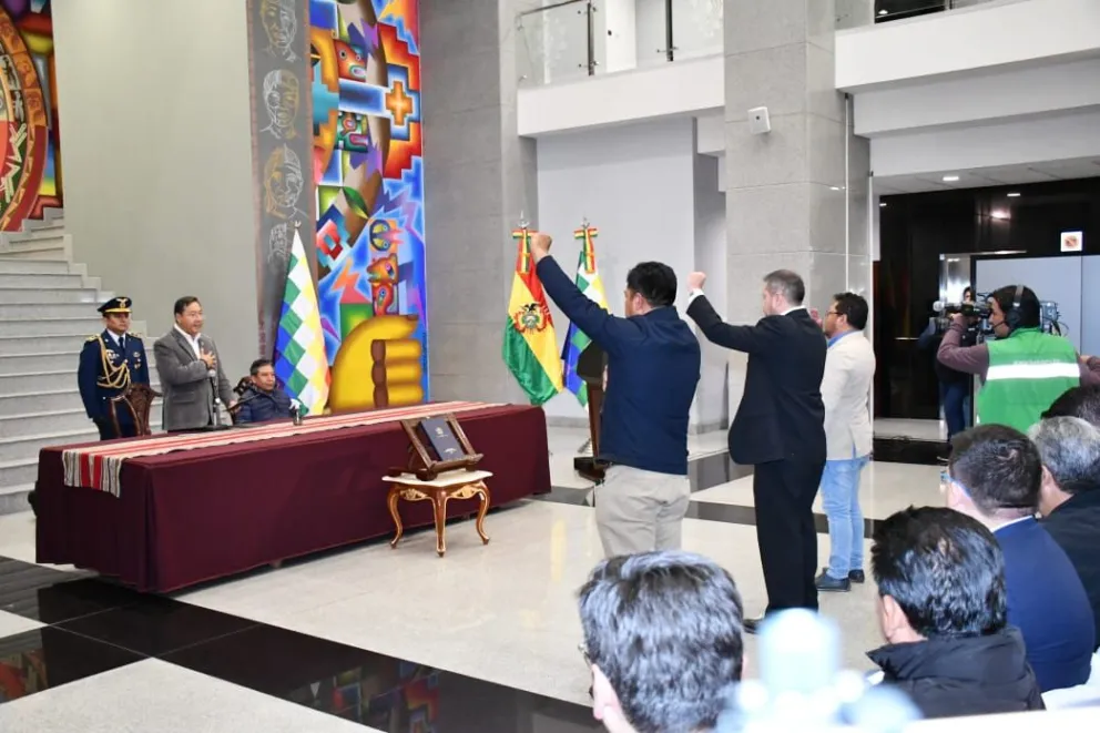 Los tres nuevos ministros en la jura de su cargo, este lunes. Foto: APG