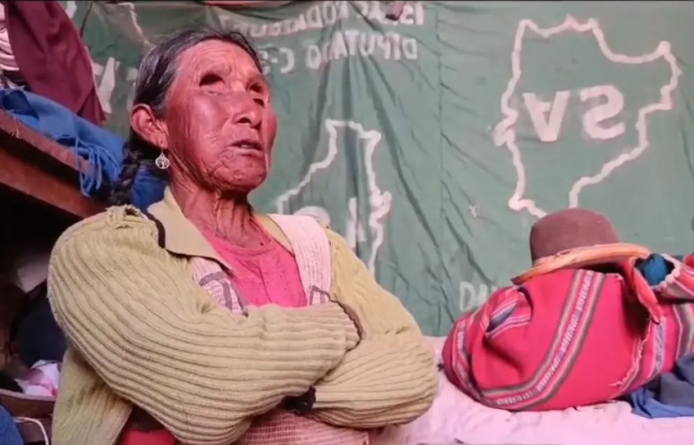 Madre del diputado Israel Huaytari, le reclama el pago de una deuda de 20.000 bolivianos.  Foto: Captura de video