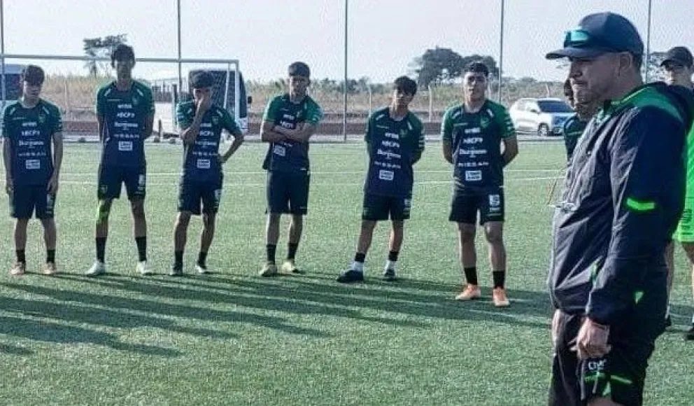 Óscar Villegas (der.), técnico de las selecciones nacionales, en una sesión con la Sub-16 en Santa Cruz. Foto: FBF