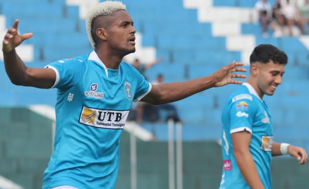 Daniel Floro (izq.), de San Antonio, celebra su gol, el primero de la victoria sobre Universitario. Foto APG: