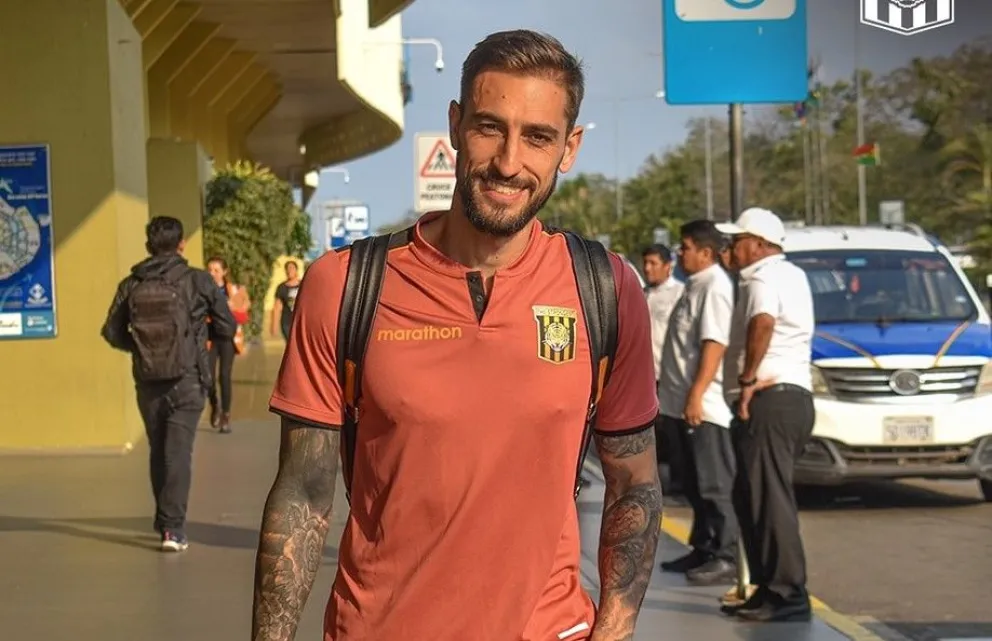 El mediocampista Luciano Ursino en la ciudad de Santa Cruz. Foto: club The Strongest

