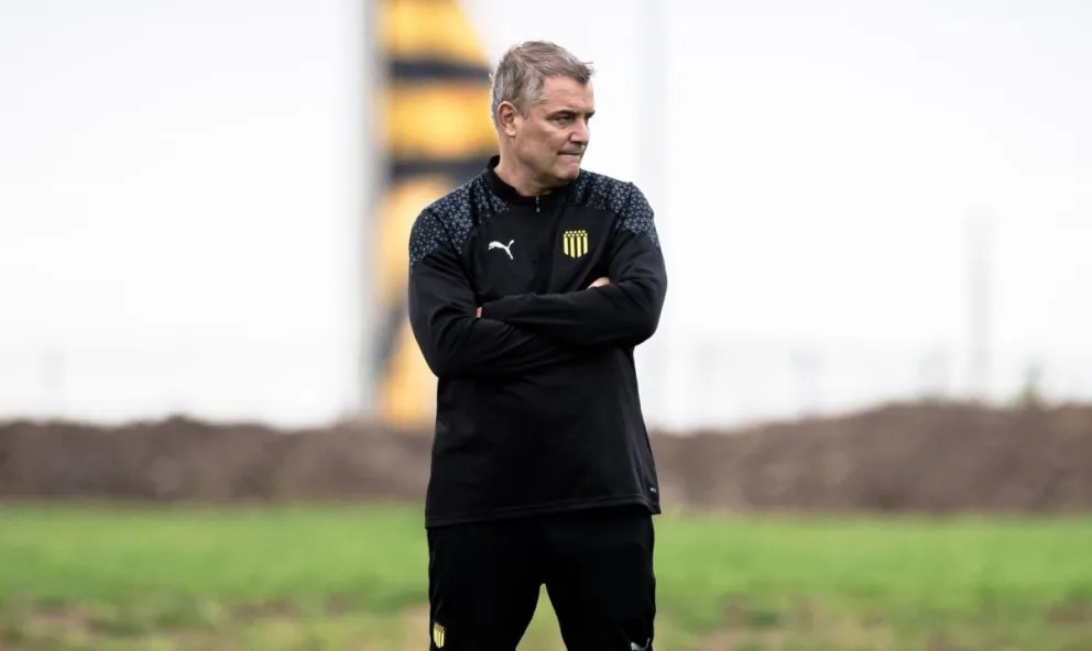 Diego Aguirre, el entrenador de Peñarol, observa la práctica de este lunes