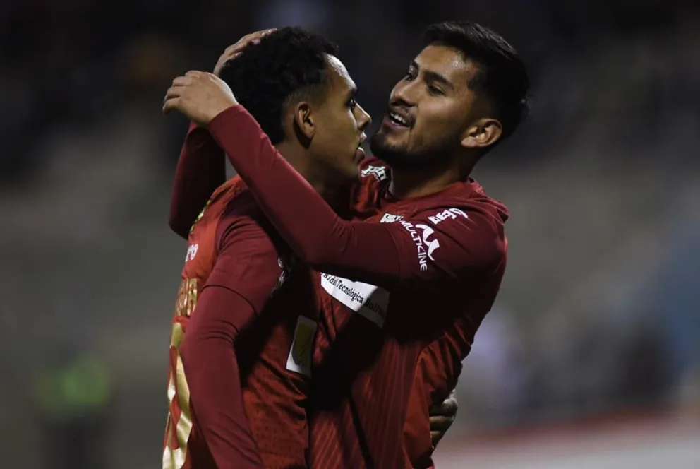 Moisés Paniagua (izq.) y Adalid Terrazas festejan el tanto de Always ante GV San José. Foto: Always Ready