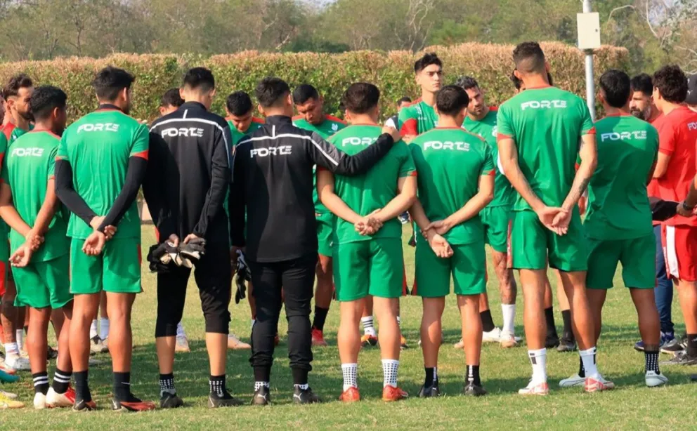 Jugadores de Guabirá se reúnen en la previa de un entrenamiento en su predio en Montero. Foto: APG 