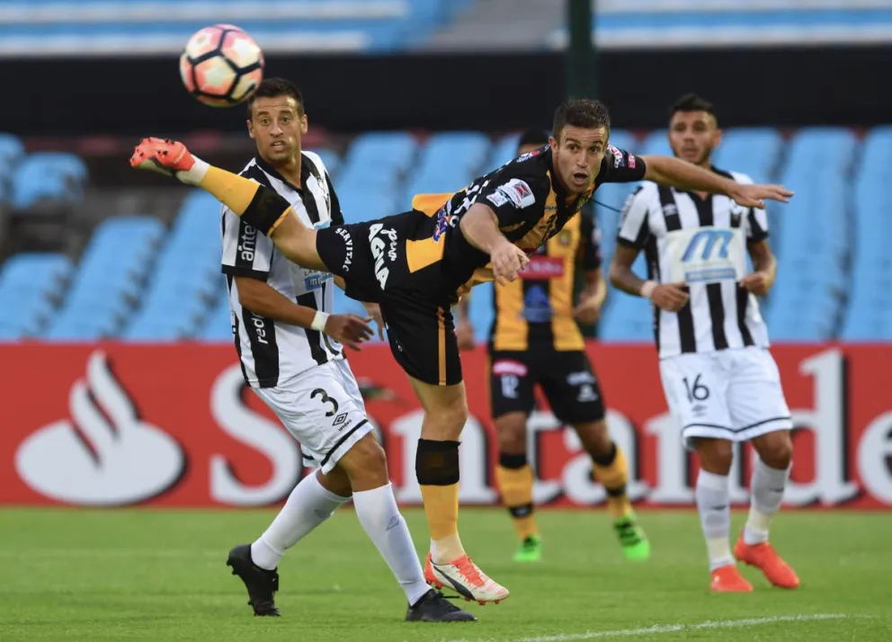 El uruguayo Matías Alonso no pudo conectar un centro, en el partido en que el Tigre se impuso al Montevideo Wanderers por 0-2. Foto: Conmebol