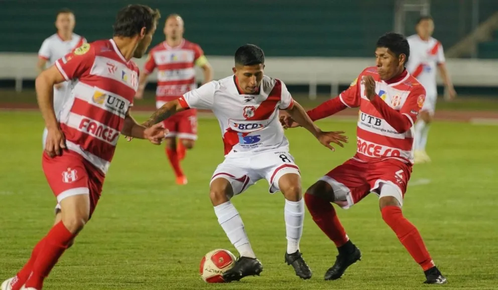 Una incidencia del emocionante empate entre Independiente y Nacional Potosí en Sucre. Foto: APG 