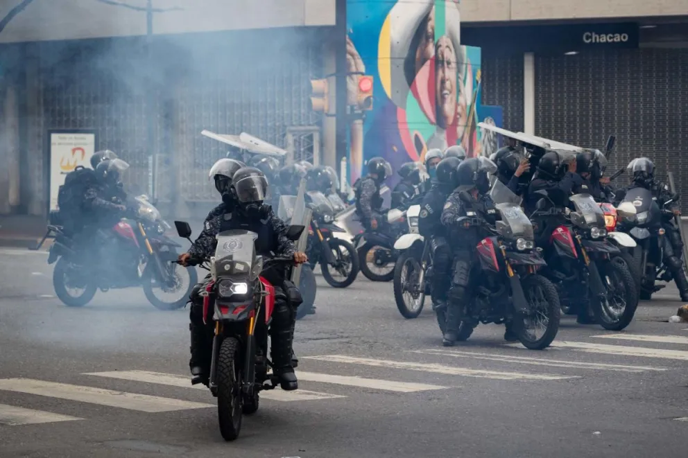 Efectivos de la Policía Nacional Bolivariana (PNB) en una jornada de represión. Foto:  EFE