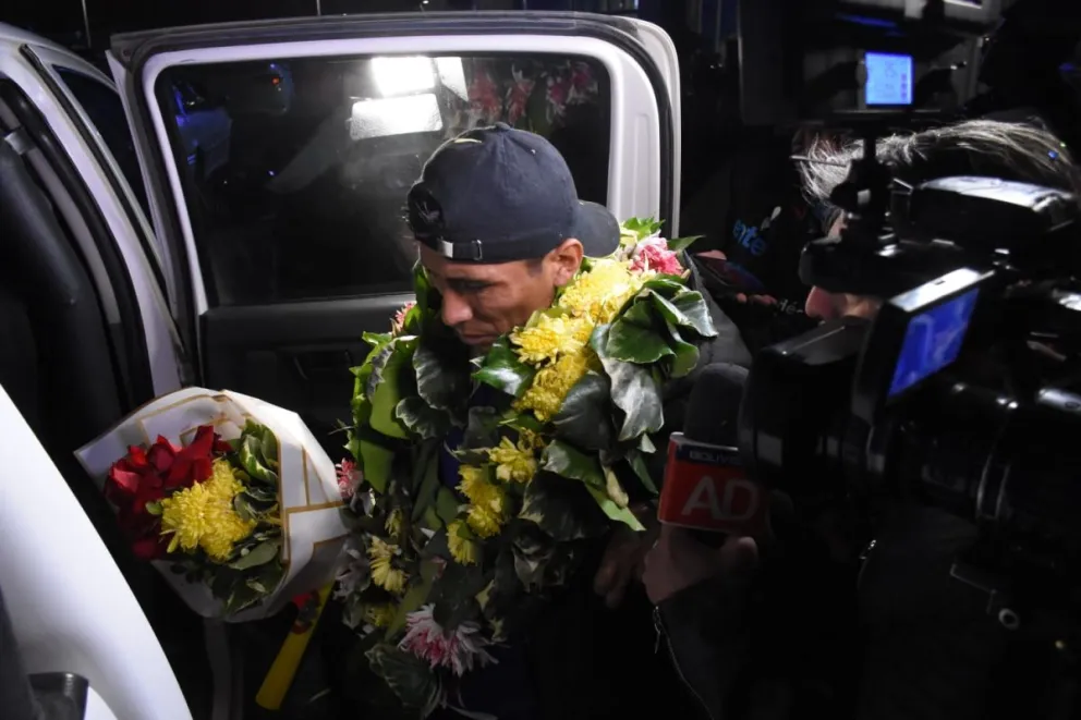 Con guirnaldas y ramos de flores, así fue recibido el atleta Héctor Garibay en el aeropuerto de El Alto. Foto: APG