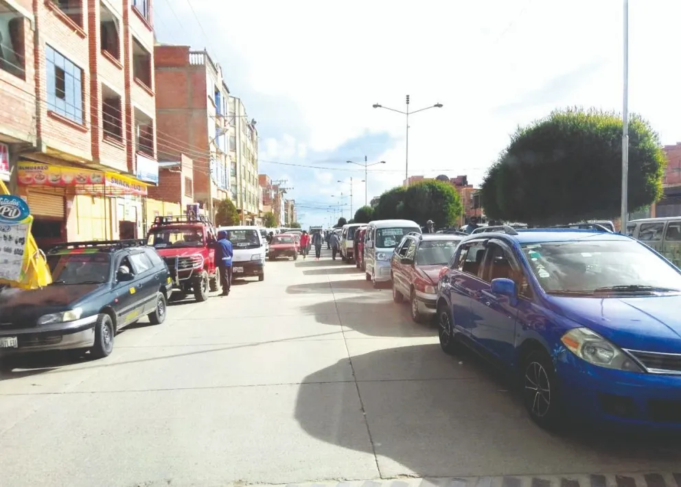 Venta de vehículos en la avenida La Paz, en la Feria 16 de Julio, en El Alto. Foto: El Alto Digital
