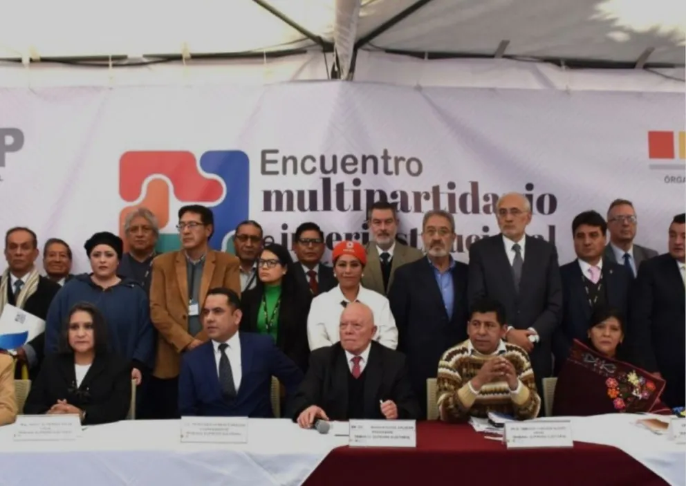 Representantes políticos, excepto Evo Morales, aceptaron la suspensión de las primarias. Foto: ABI