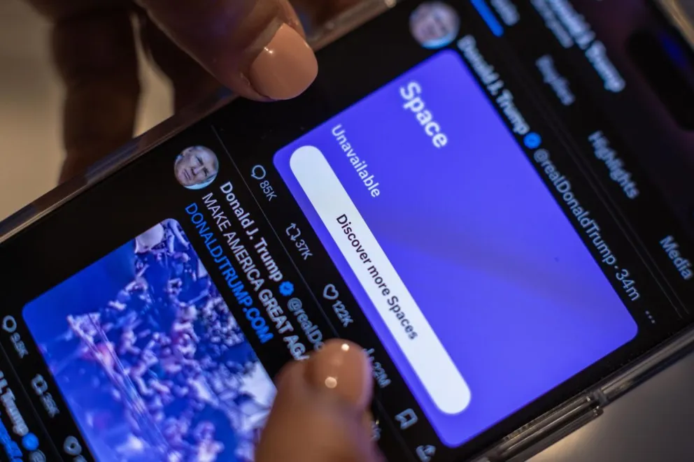 Una persona intenta acceder a  X para ver la entrevista de Trump con Musk. Foto: EFE