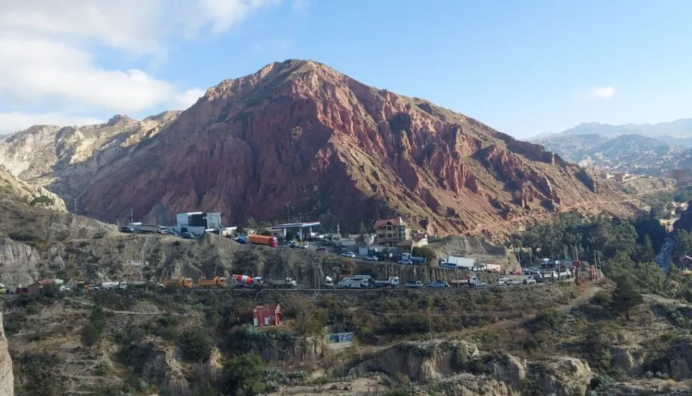 Largas filas de vehículos en la entrada a Mallasilla. Foto: Vecinos