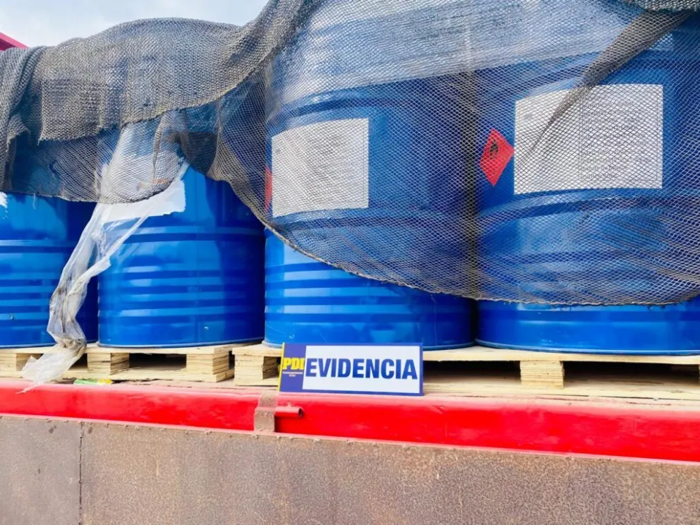 Parte de los contenedores con precursores incautados. Foto: PDI Arica