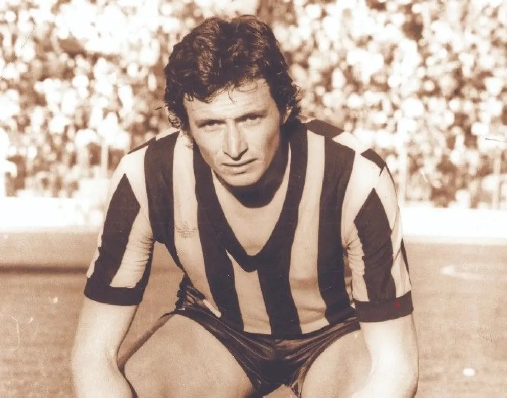 Eligio Martínez y una pose propia de los futbolistas de la década de los años 80. Libro: La Pasión del Clásico