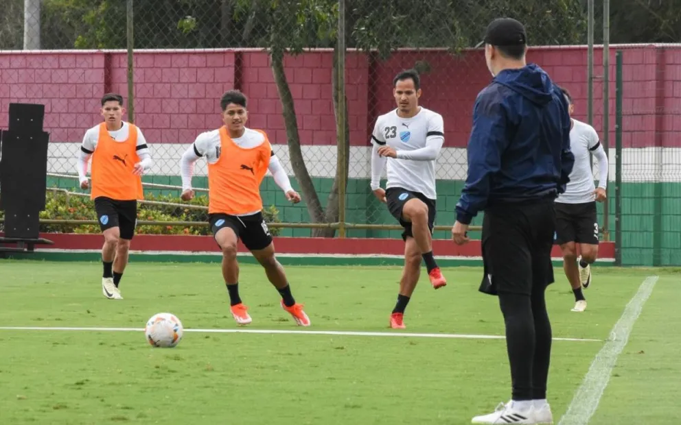 El DT Robatto (de azul) observa la práctica de la Academia en Río de Janeiro. Foto: Club Bolívar.