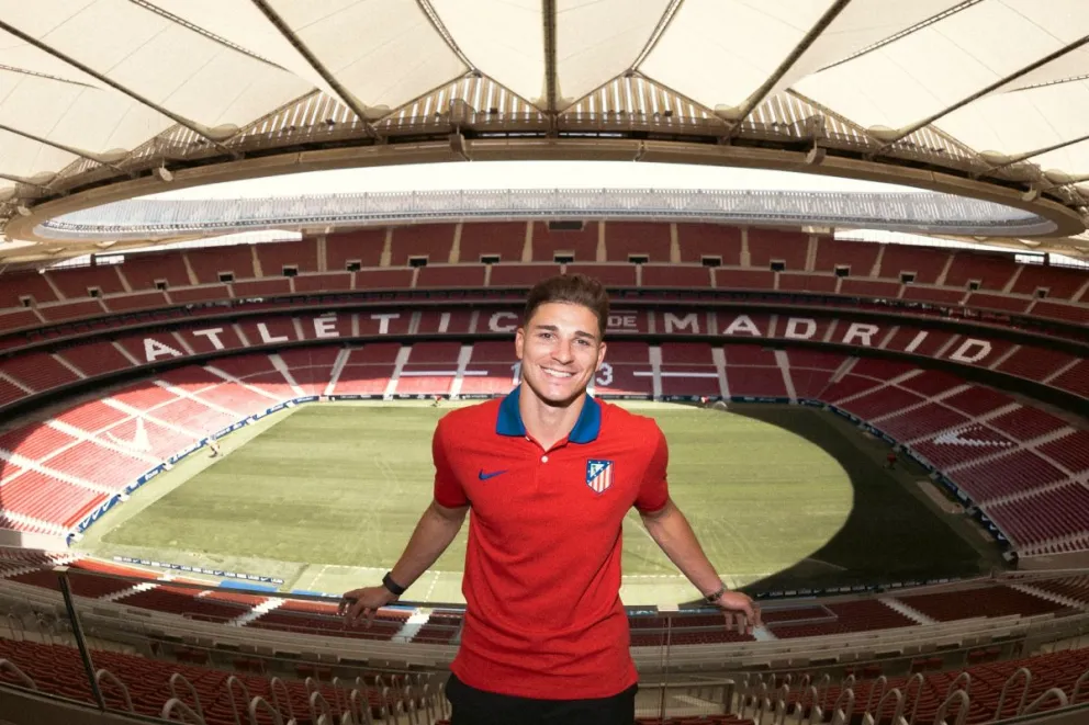 Álvarez, con el uniforme del Atlético, posa delante del estadio Cívitas Metropolitano. Foto: Atlético Madrid.