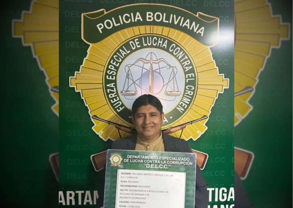 El diputado Cuéllar en las instalaciones de la policía anticorrupción. Foto: DTV