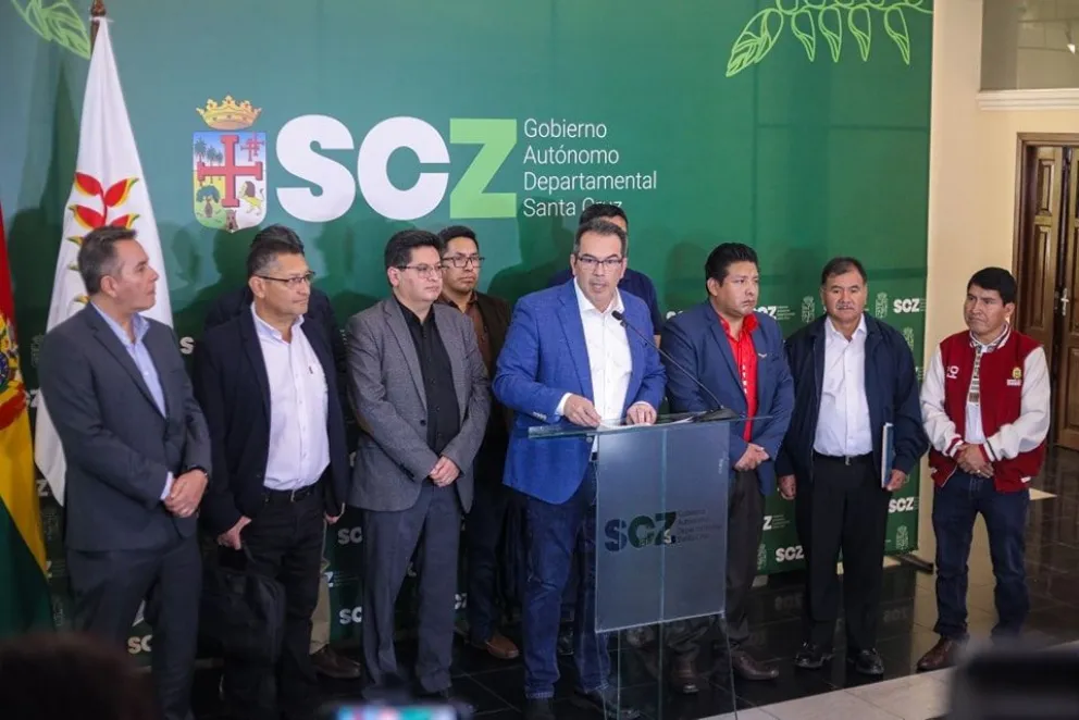 Autoridades del Ejecutivo y gobernadores brindan conferencia de prensa al término de la reunión. Foto: Gobernación de Santa Cruz
