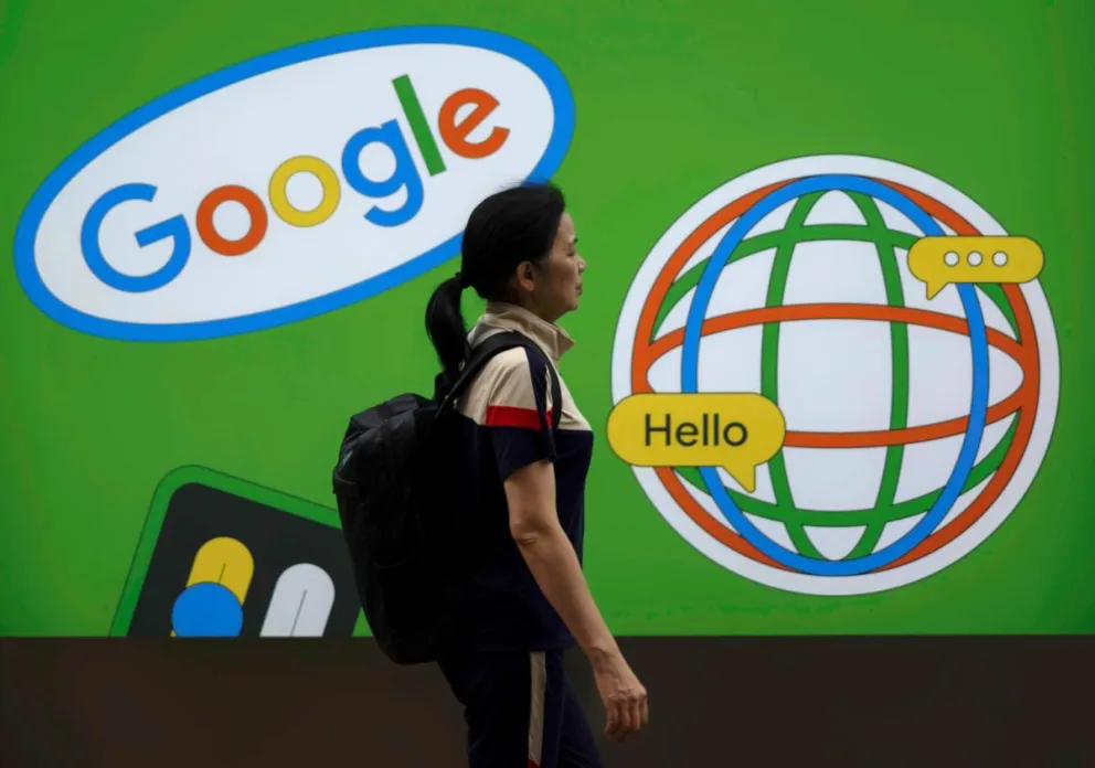 Fotografía de archivo de una mujer frente a publicidad de Google en Shanghai (China). Foto: EFE