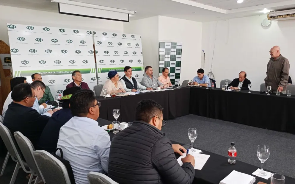 Agropecuarios y la ministra de la Presidencia, María Nela Prada, reunidos en la ciudad de Santa Cruz. Foto: CAO