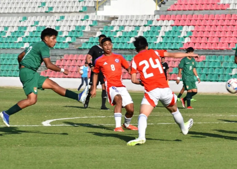 Alejandro Camacho (izq.), de la selección nacional, ensaya un remate en el amistoso contra Chile.