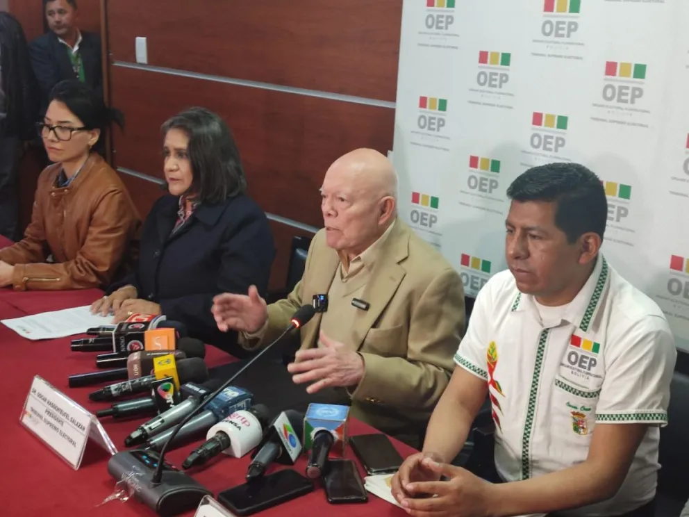 El presidente del TSE, Óscar Hassenteufel, brinda conferencia de prensa. Foto: Paulo Lizárraga / Visión 360