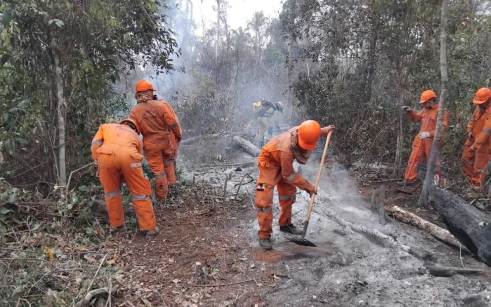 Bomberos apagan un incendio. Foto: Ministerio de Defensa