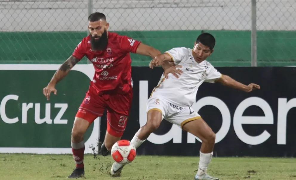 Quintana (izq.), de Guabirá, lucha por la pelota con Pozo. Foto: APG.