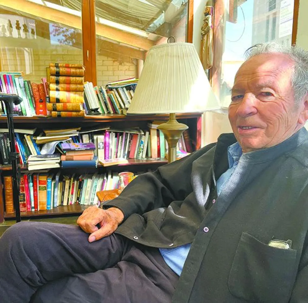 Mariano Baptista Gumucio en su escritorio. FOTO: Ignacio Vera de Rada