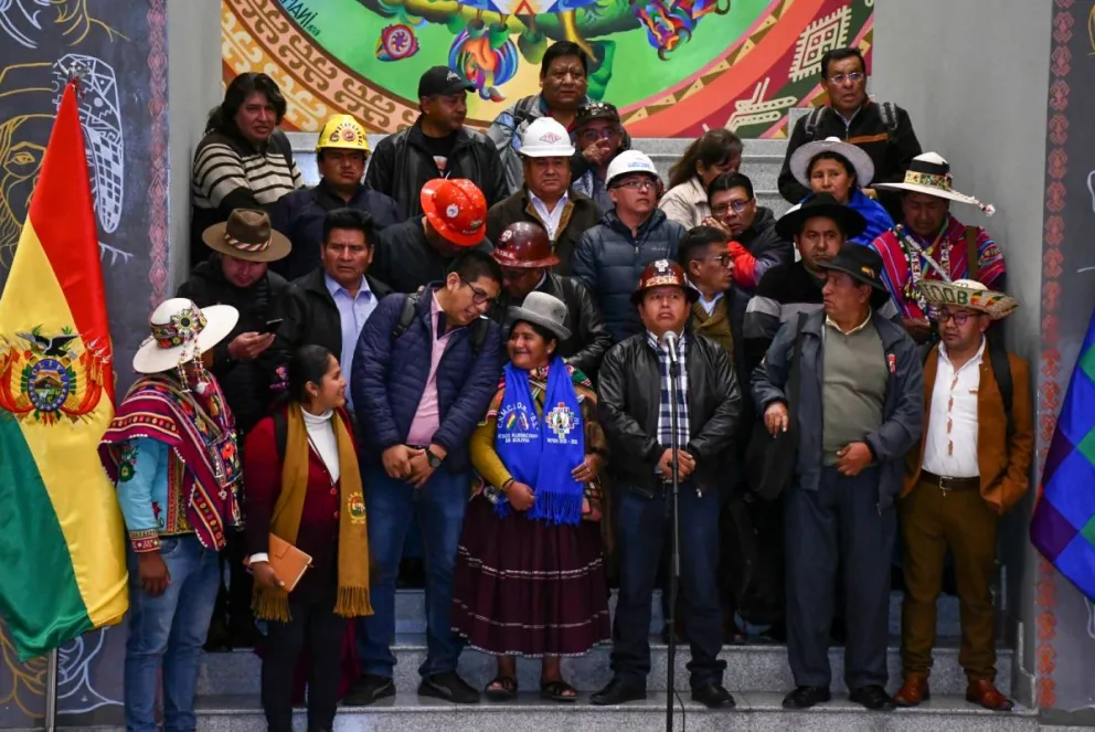 El dirigente de la COB, Juan Carlos Huarachi, brinda conferencia de prensa, al finalizar el gabinete social. Foto: APG