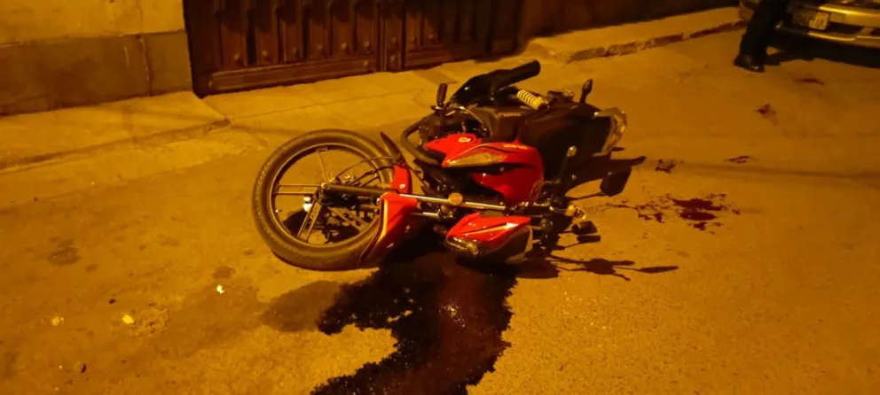 Una motocicleta y manchas de sangre en el lugar del ataque, en la zona Cotahuma. Foto: Felcc