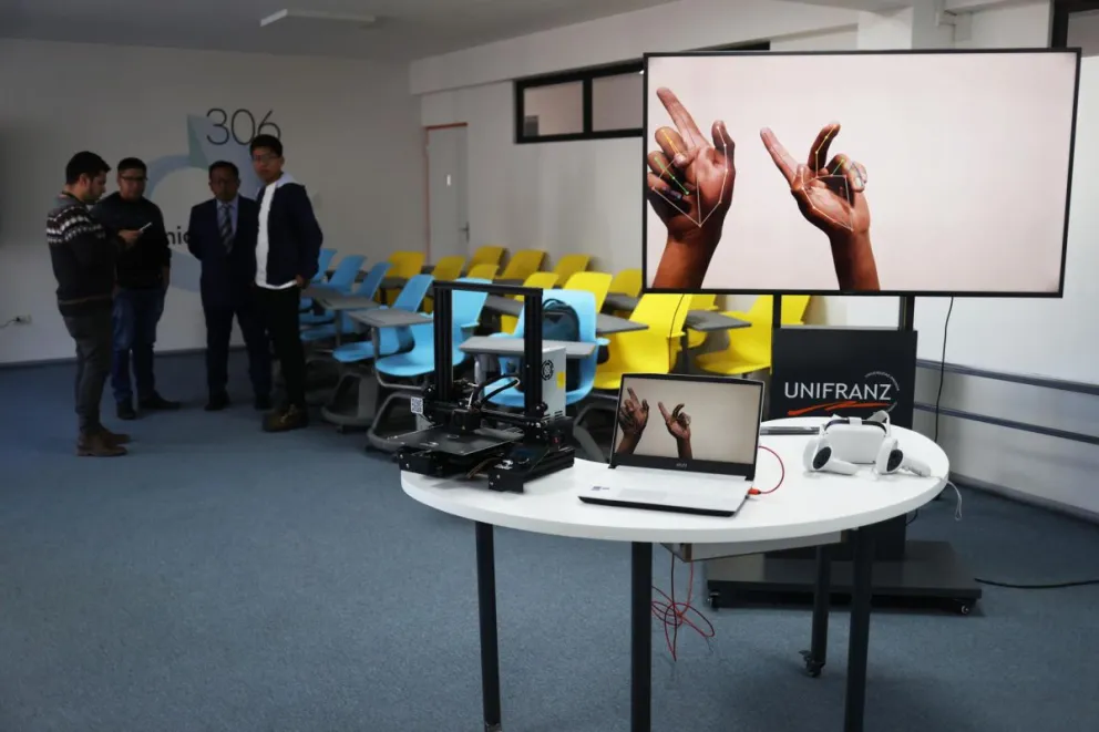 Una pantalla con Slite, un juego que facilita el aprendizaje del lenguaje de señas. Foto: EFE