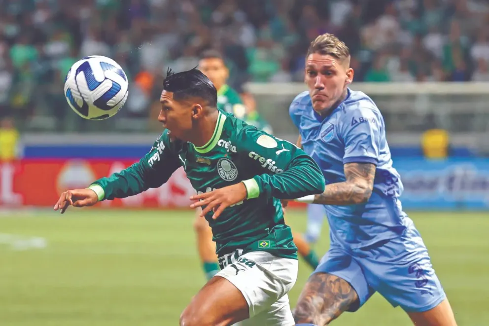 El exceleste Brian Bentaberry intenta marcar a un jugador del Palmeiras en la Copa 2023. Ese partido lo perdió Bolívar por 4-0. Foto: ESPN