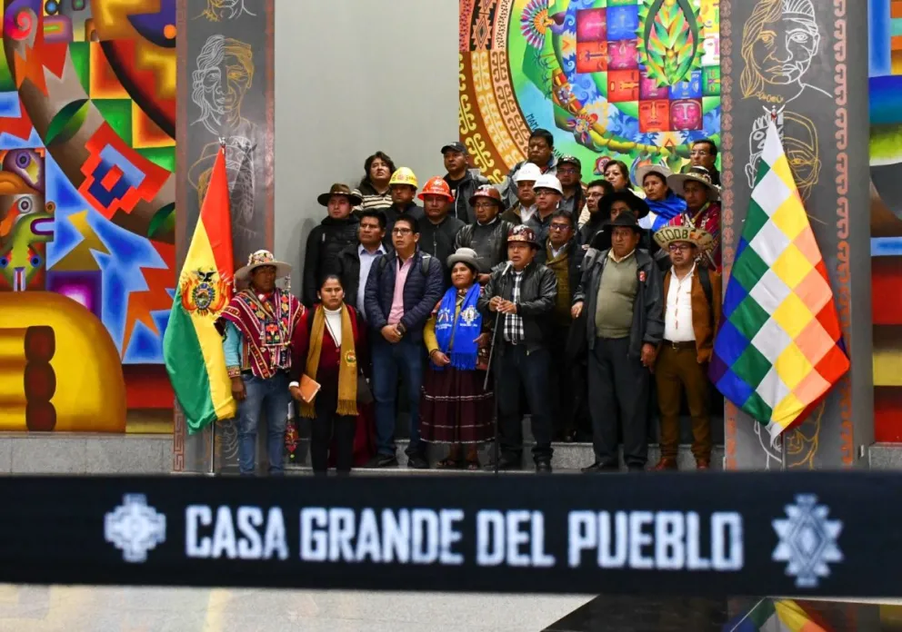 Miembros del llamado gabinete social ayer, tras su propuesta. Foto: APG