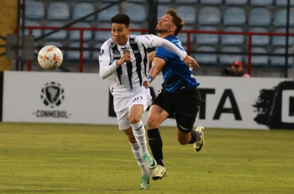 El atacante atigrado Gabriel Sotomayor se escapaba a la marca a un defensor de Huachipato en el partido jugado en Chile. Foto: APG