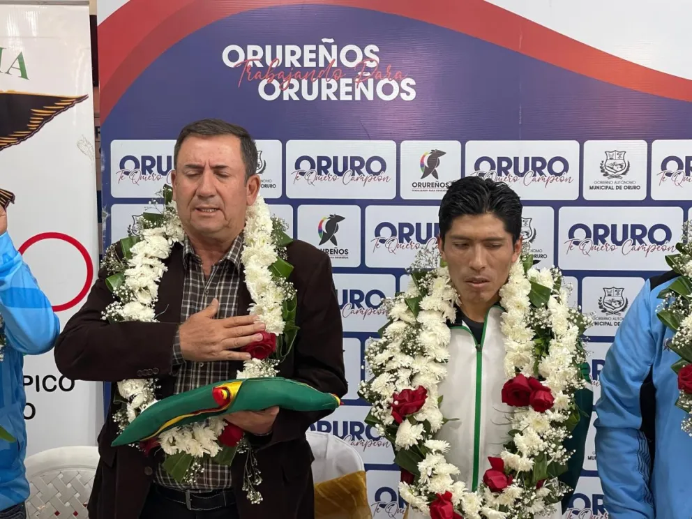 Arze (izq.) y Garibay durante la entrega de la bandera previo al viaje a París para los JJOO. Foto: COB.
