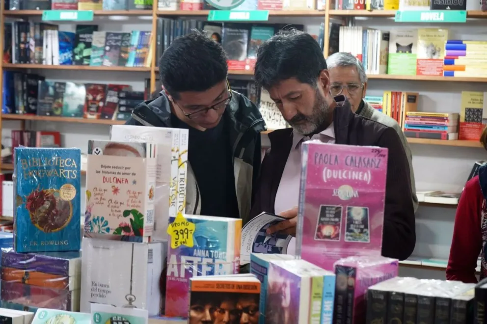 Visitantes en un stand de la feria. Foto: FIL