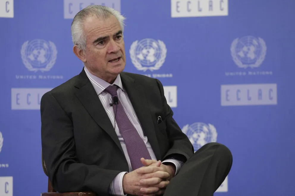 El secretario ejecutivo de la Comisión Económica para América Latina y el Caribe (Cepal), José Manuel Salazar-Xirinachs, habla durante una entrevista con EFE el 13 de agosto de 2024, en Santiago (Chile). Foto: EFE / Elvis González