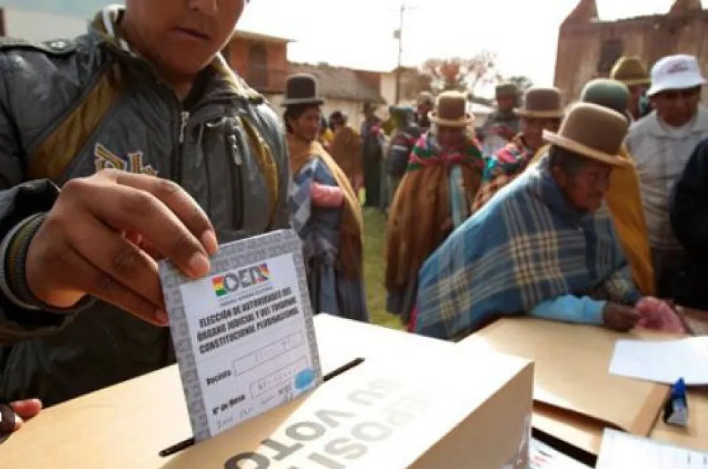 Un elector emite su voto durante unas anteriores elecciones judiciales. Foto: ABI 