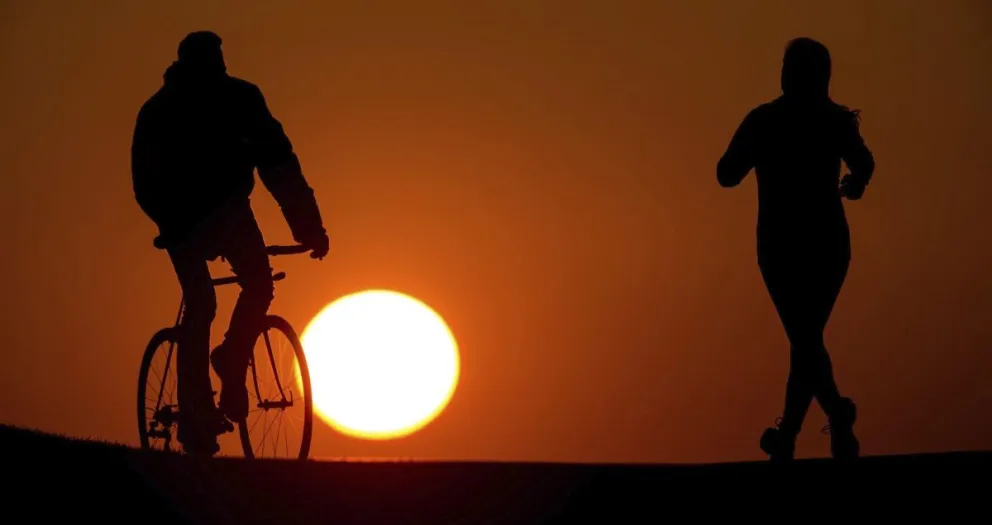 Una pareja practica deporte al atardecer en Múnich, imagen referencial. Foto: EFE