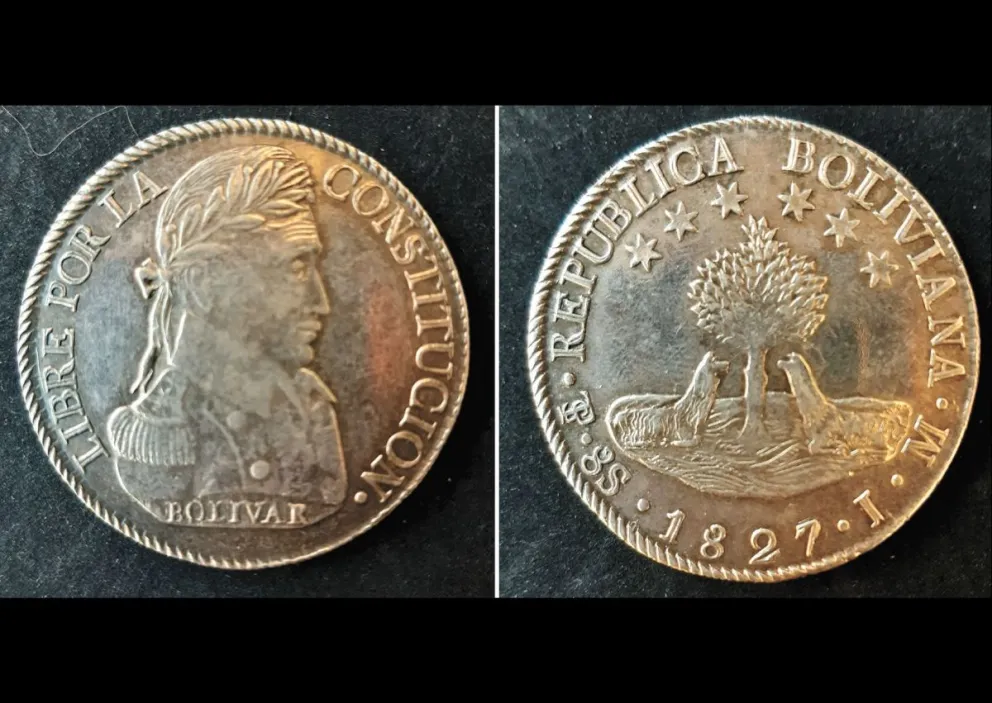 La primera moneda republicana, acuñada en 1827. Fotos: El autor y Casa de Moneda 
