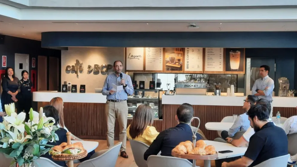 El gerente de División Finanzas y Mercado de Capitales del BCP, Christian Hausherr, explica los planes de la entidad financiera en Bolivia. Foto: BCP