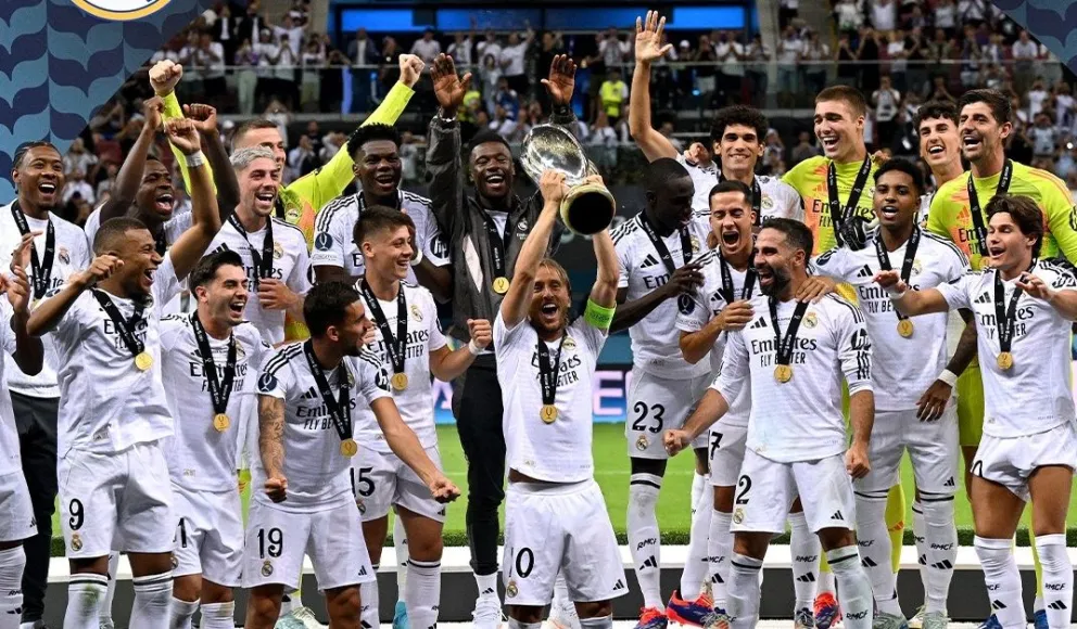 El capitán Luka Modric levanta el trofeo de campeón. Foto: Real Madrid.