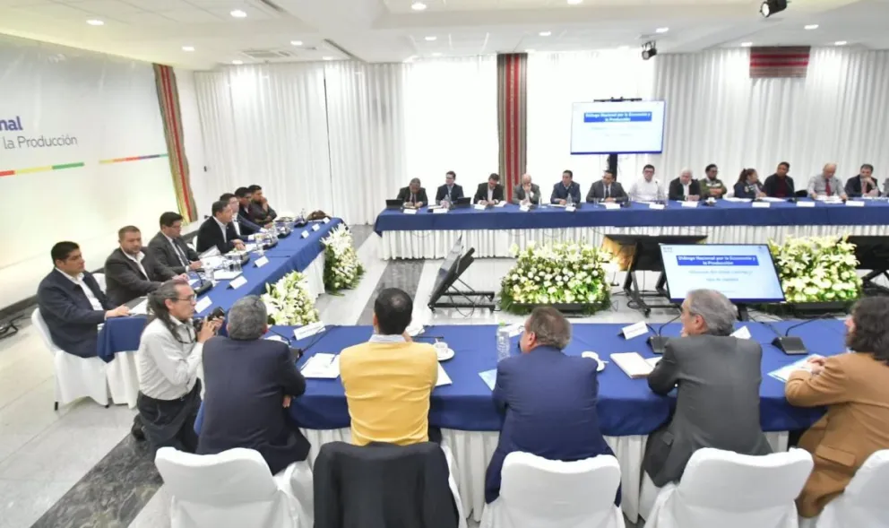 Gobierno y empresarios reunidos en la Casa Grande del Pueblo. Foto: APG