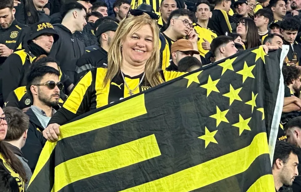 Una hincha de Peñarol con la bandera del club minutos antes del inicio del partido. Foto: Peñarol