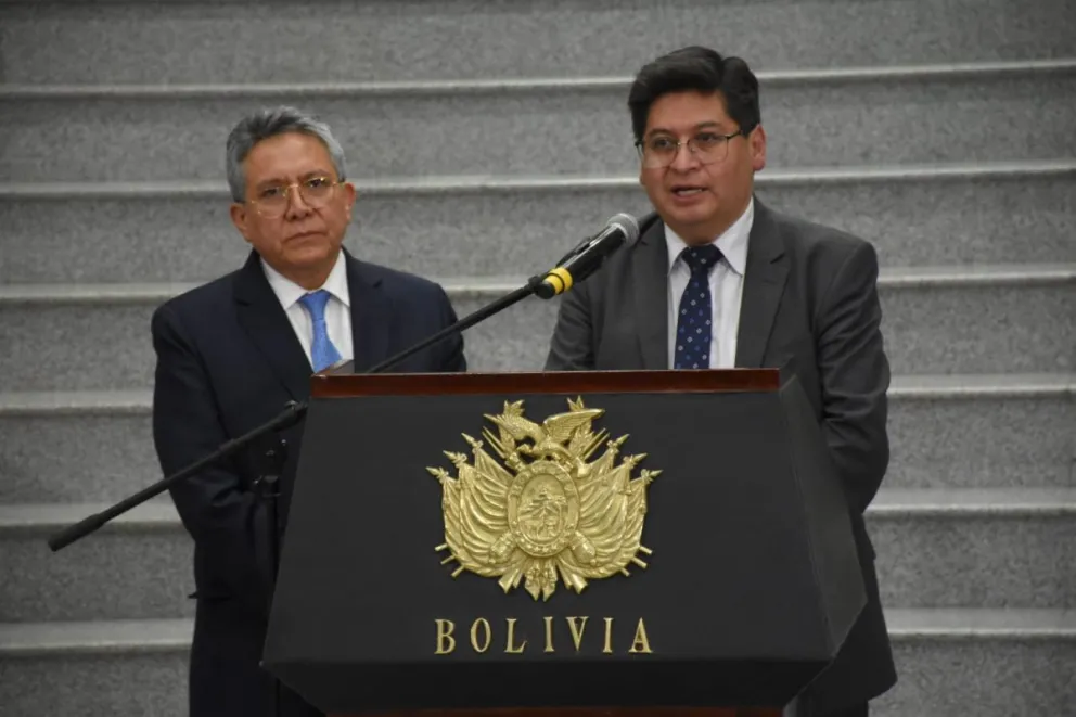 El ministro de Economía, Marcelo Montenegro, brinda conferencia de prensa. Está acompañado por el presidente de la CEPB, Giovani Ortuño. Foto: captura
