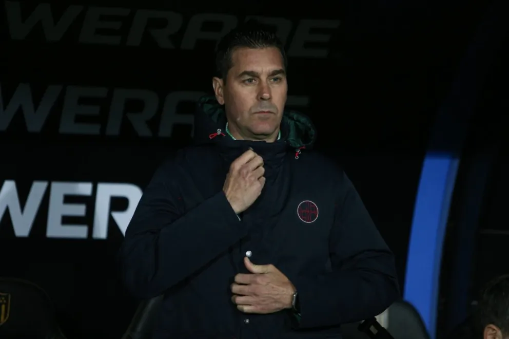 Juan Rescalvo en la casamata de suplentes del Tigre en el Campeón del Siglo. Foto: APG