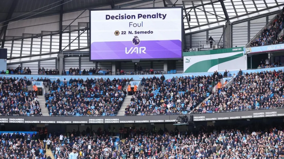 Una pantalla gigante en un estadio de la Premier con la decisión arbitral del VAR. Foto: EFE.