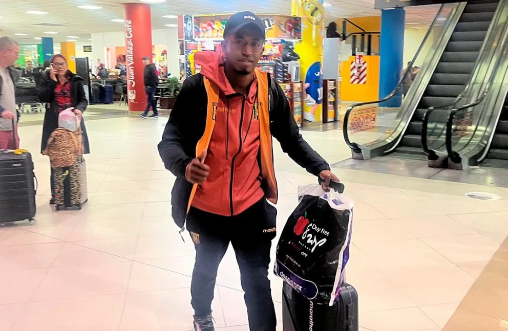 Jaime Arrascaita en el aeropuerto de El Alto en un viaje anterior. Foto: club The Strongest