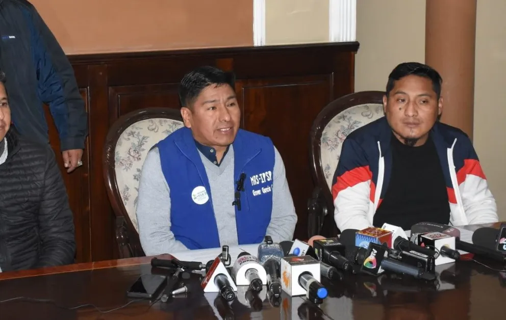 Los dirigentes "arcistas" en un contacto con la prensa, este jueves. Foto: APG 